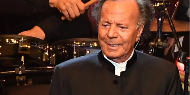 Julio Iglesias përballet me akuzat për sulm seksual nga dy ish-punonjëse, zbulohen prova dhe mesazhe: Na ftonte gjatë natës në dhomën e tij dhe…