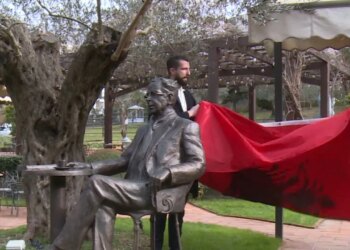 Kadare nderohet me një statujë në bronz, e cila është prezantuar në ditëlindjen e tij të 90-të.