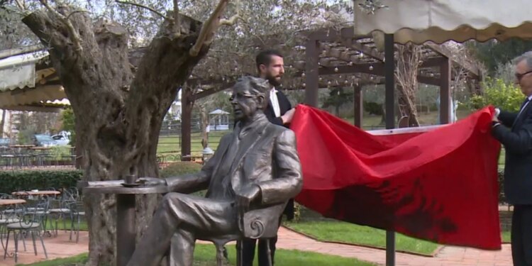 Kadare nderohet me një statujë në bronz, e cila është prezantuar në ditëlindjen e tij të 90-të.