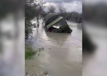 Kamioni i ushtrisë aksidentohet dhe përmbyset në ujë teksa ndihmonte banorët e Durrësit gjatë përmbytjeve.