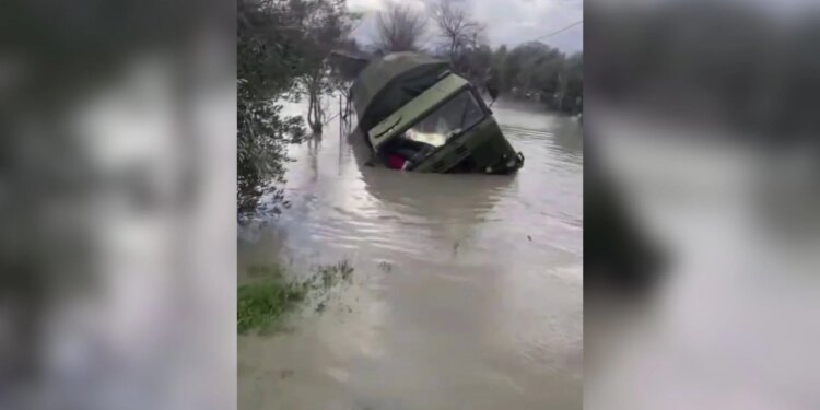 Kamioni i ushtrisë aksidentohet dhe përmbyset në ujë teksa ndihmonte banorët e Durrësit gjatë përmbytjeve.