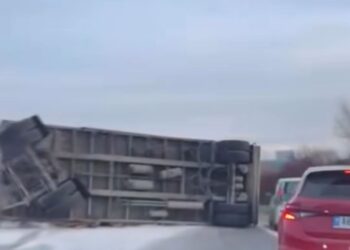 Kamioni përmbys në autostradën Durrës-Tiranë, bllokon një korsi të rrugës.