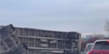 Kamioni përmbys në autostradën Durrës-Tiranë, bllokon një korsi të rrugës.