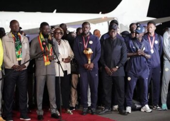Kampionët e kthehen në atdhe, Presidenti i Senegalit i mirëpret ata në aeroport.
