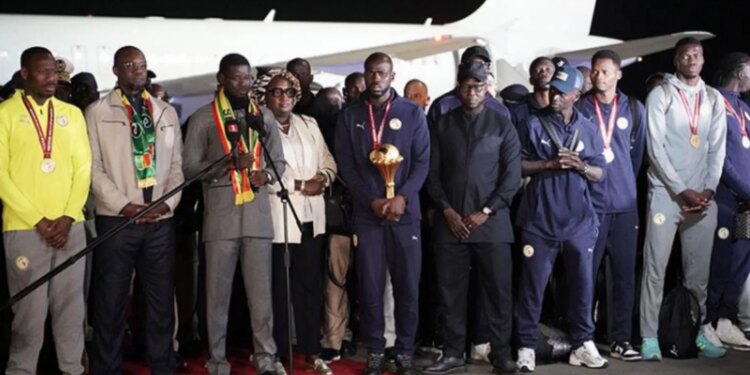 Kampionët e kthehen në atdhe, Presidenti i Senegalit i mirëpret ata në aeroport.