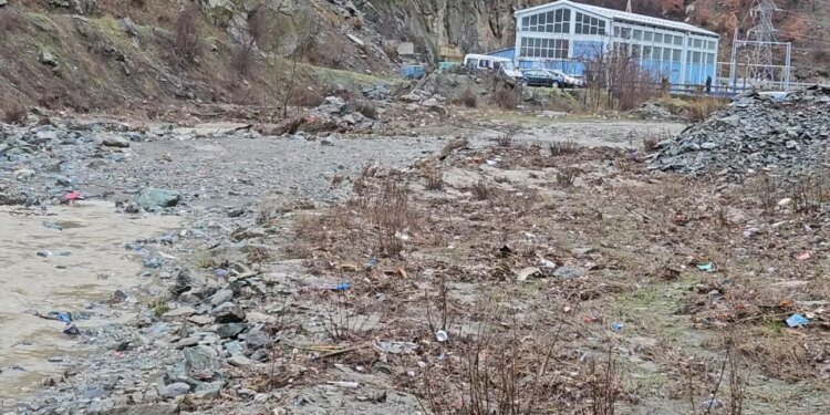 Katër familje në Kukës, të bllokuara nga rrëshqitja e dheut për 11 ditë.