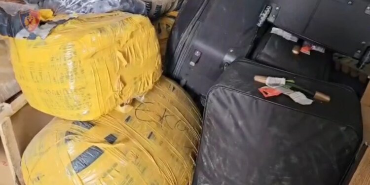 Katër persona të proceduar dhe tre të arrestuar për kontrabandën e veshjeve të importuara nga Kina dhe Turqia, të cilat shiteshin duke shmangur detyrimet tatimore.