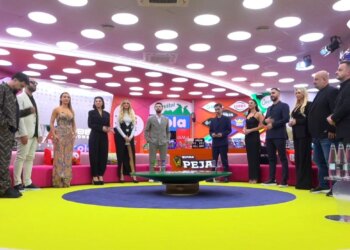 Keijsi dhe Stelina së bashku, Selin ia lë vendin Mirit, ndërsa Kristi ulet pranë saj dhe e puth.