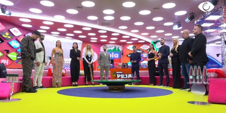 Keijsi dhe Stelina së bashku, Selin ia lë vendin Mirit, ndërsa Kristi ulet pranë saj dhe e puth.