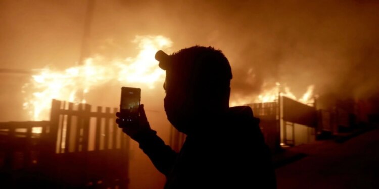 Kili nën "pushtimin" e zjarreve, viktimat arrijnë në 15, shpallet gjendja e jashtëzakonshme në dy provinca.