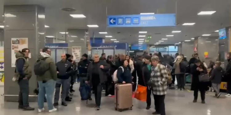Kompania ajrore la në Brindizi 400 pasagjerë që ishin në rrugë për në Tiranë, raportojnë mediat italiane: Kaos në aeroport, qytetarët të irrituar u zbuluan në pistë, disa prej tyre...