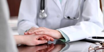 Kriza në marrëdhënien mjek-pacient minon besimin/ Urdhri i mjekut: Paga e lartë nuk është e mjaftueshme për të mbajtur mjekët.