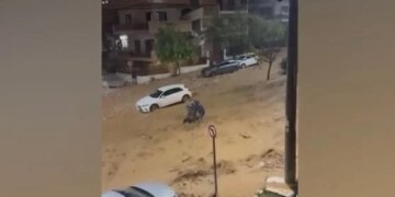 “Ku po shkon nëna?” / Pamje të tronditshme nga Greqia, britmat e dhimbshme të fëmijës së gruas që kapet nga dallgët.