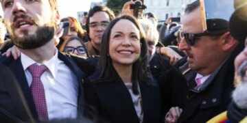 “Kur të vijë momenti i përshtatshëm” / Pas arrestimit të Maduros, udhëheqësja e opozitës në Venezuelë aspiron të bëhet presidentja e parë grua në historinë e vendit.