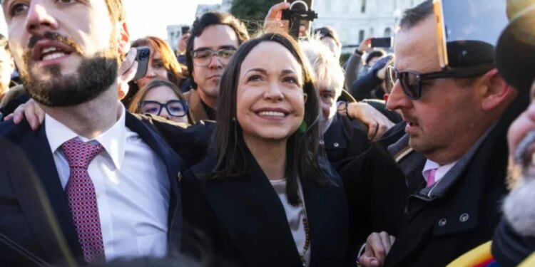 “Kur të vijë momenti i përshtatshëm” / Pas arrestimit të Maduros, udhëheqësja e opozitës në Venezuelë aspiron të bëhet presidentja e parë grua në historinë e vendit.