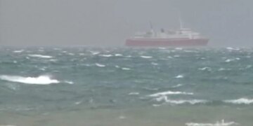 Kushtet detare përkeqësohen për shkak të motit, lundrimi i mjeteve të vogla ndalohet në Gjirin e Vlorës.