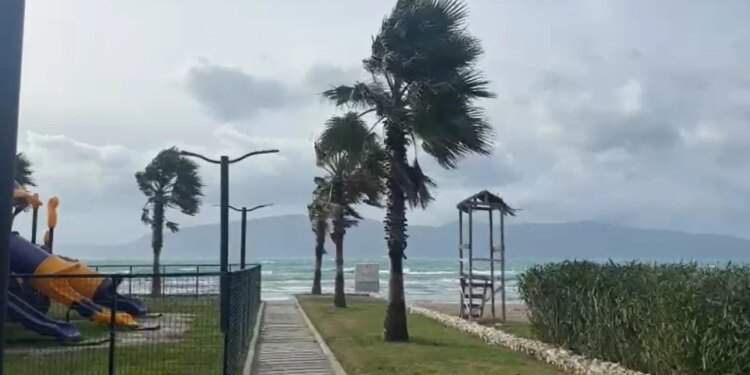 Kushtet e vështira atmosferike ndikojnë edhe në det, trageti i linjës Vlorë-Brindisi nuk mund të ankohet për shkak të erës së fortë.