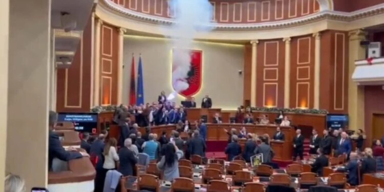 Kuvendi përjashton deputetët/ Sot shqyrtohet ankimi i demokratëve, ata kërkojnë mbledhje me prani të kamerave