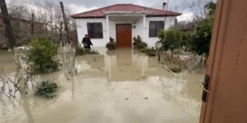 LAJM I FUNDIT/ Banesat në Sukth dhe Katund i Ri në Durrës në rrezik, urdhërohet evakuimi i menjëhershëm.