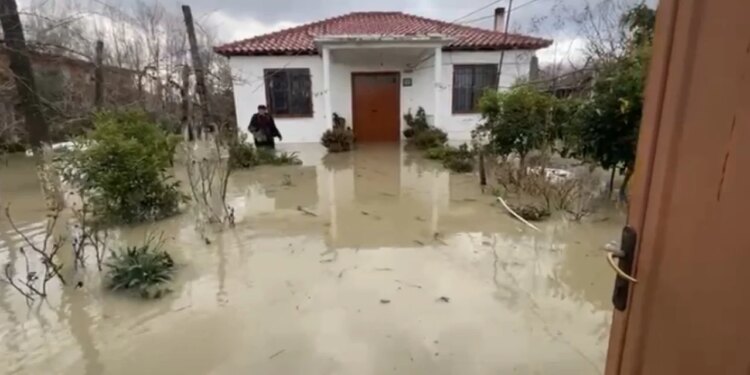 LAJM I FUNDIT/ Banesat në Sukth dhe Katund i Ri në Durrës në rrezik, urdhërohet evakuimi i menjëhershëm.