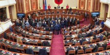 LAJM I FUNDIT/ Gazment Bardhi kërkon që Balluku të largohet nga salla e Kuvendit, deputetët e opozitës bllokojnë foltoren