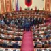 LAJM I FUNDIT/ Gazment Bardhi kërkon që Balluku të largohet nga salla e Kuvendit, deputetët e opozitës bllokojnë foltoren