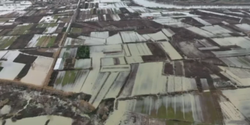 LIVE/ Pamje alarmante nga përmbytjet. Situatë e rëndë në Durrës, bllokohet rruga Gjirokastër - Tepelenë. Protesta në Shkozet, niveli i Drinit dhe Bunës vazhdon të rritet.