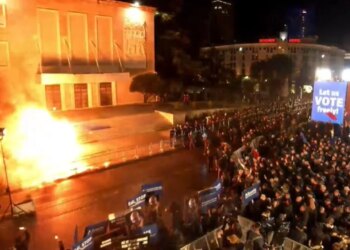 LIVE/ Protestë e PD-së me përdorim molotovësh para Kryeministrisë, policia reagon me gaz lotsjellës. Turma lëviz drejt Kuvendit. Berisha: Jemi në fazën përfundimtare të triumfit.