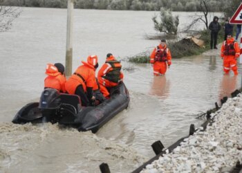 LIVE/ Shqipëria përballë ditës së katërt të përmbytjeve, 13211 hektarë tokë dhe 1587 shtëpi të prekura nga ujërat! Vjosa "shfryhet", Rama: Dëmet do të kompensohen.