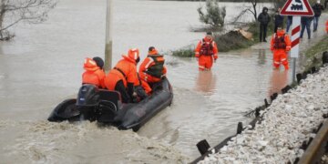 LIVE/ Shqipëria përballë ditës së katërt të përmbytjeve, 13211 hektarë tokë dhe 1587 shtëpi të prekura nga ujërat! Vjosa "shfryhet", Rama: Dëmet do të kompensohen.