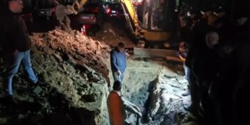 Lagjja ‘Pavarësia’ në Vlorë pa furnizim me energji elektrike për shkak të instalimit të linjave të reja të ujit të pijshëm.