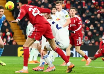 Leeds pengon Liverpoolin në ndeshjen e parë, duke arritur një barazim pa gola nën drejtimin e Arne Slot.