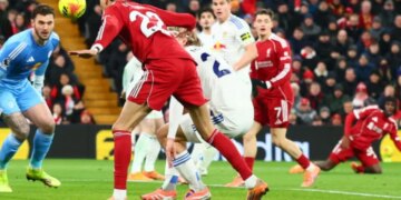 Leeds pengon Liverpoolin në ndeshjen e parë, duke arritur një barazim pa gola nën drejtimin e Arne Slot.