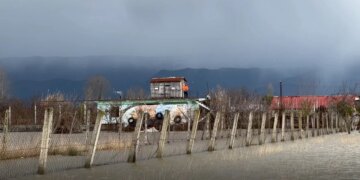 Lezhë nën ujë/ Situatë e vështirë në Kurbin, niveli i ujit rritet në fshatin Adriatik