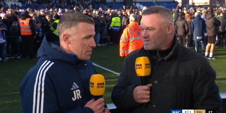 Macclesfield shkruan histori, i eliminon mbajtësit e Kupës FA; Rooney emocionohet live për arritjen e vëllait trajner.