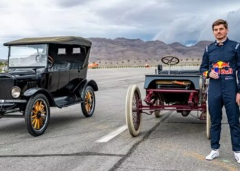 Max Verstappen përballet me sfidën e drejtimit të një makine Ford të 100 viteve më parë