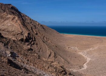 Më shumë se 400 turistë janë ngelur të bllokuar në ishullin Sokotra në Jemen, për shkak të tensioneve të fundit që kanë përfshirë vendin.