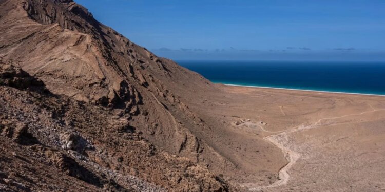 Më shumë se 400 turistë janë ngelur të bllokuar në ishullin Sokotra në Jemen, për shkak të tensioneve të fundit që kanë përfshirë vendin.
