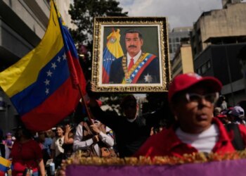 Mijëra qytetarë protestojnë nëpër rrugët e Karakasit, ndjekësit e Maduros kërkojnë rikthimin e presidentit.