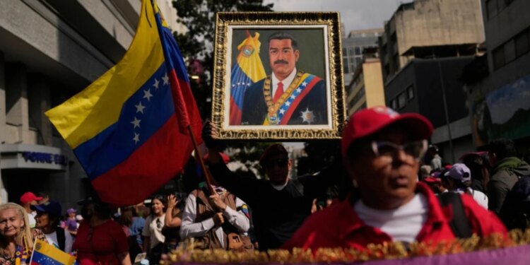 Mijëra qytetarë protestojnë nëpër rrugët e Karakasit, ndjekësit e Maduros kërkojnë rikthimin e presidentit.