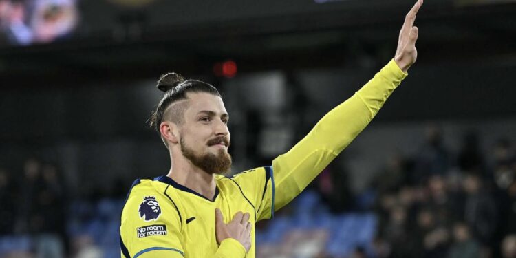 Milani fokuson vëmendjen te mbrojtja, ku kuqezinjtë janë në kërkim të një lojtarit nga Tottenham.