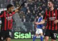 Milani vazhdon të ndjekë Interin, kuqezinjtë përmbysin Comon dhe intensifikojnë garën për titull ndaj rivalëve të qytetit.