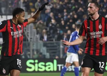 Milani vazhdon të ndjekë Interin, kuqezinjtë përmbysin Comon dhe intensifikojnë garën për titull ndaj rivalëve të qytetit.