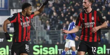 Milani vazhdon të ndjekë Interin, kuqezinjtë përmbysin Comon dhe intensifikojnë garën për titull ndaj rivalëve të qytetit.
