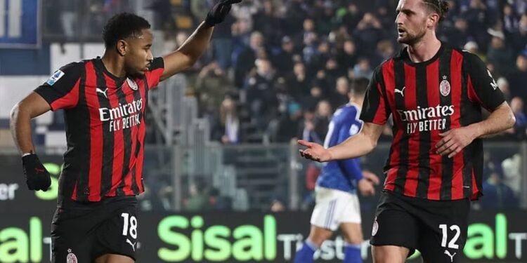 Milani vazhdon të ndjekë Interin, kuqezinjtë përmbysin Comon dhe intensifikojnë garën për titull ndaj rivalëve të qytetit.