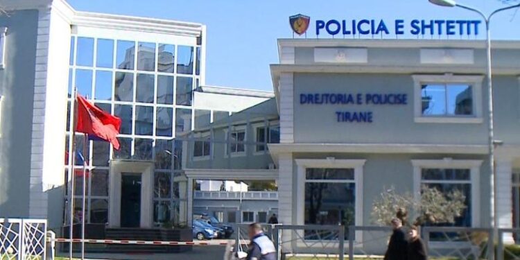 “Mjeku arrestohet në Tiranë për sulm ndaj kryeinfermieres, nuk kishte zbatuar protokollin mjekësor”

Policia e Komisariatit Nr. 3 ka arrestuar shtetasin J. H., 53 vjeç, mjek, i akuzuar se ka goditur kryeinfermieren në spital, duke pretenduar se ajo e kishte kundërshtuar në zbatimin e një protokolli mjekësor.