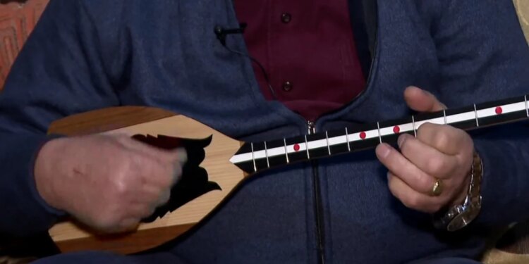 Mjeshtri e fillon rrugëtimin e tij me lahutë në dorë, që në moshën 10 vjeçare, duke iu mësuar profesionin rinisë: Ruajtja e traditës.