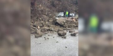 Mot i keq në vend bllokon rrugën Elbasan-Gjinar për shkak të rrëshqitjeve të dheut