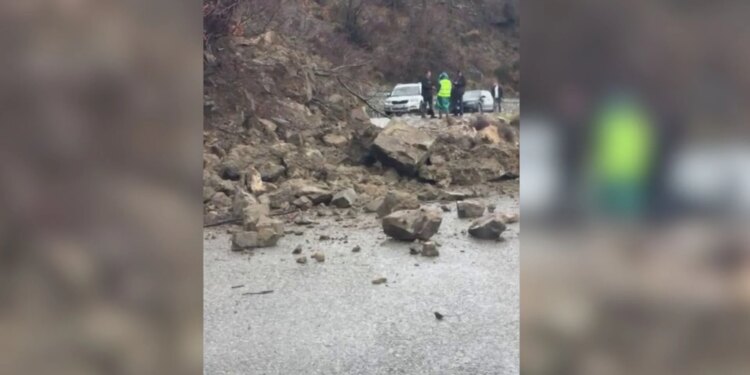 Mot i keq në vend bllokon rrugën Elbasan-Gjinar për shkak të rrëshqitjeve të dheut
