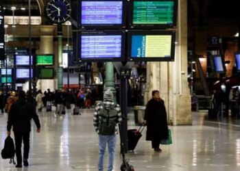 Moti i ftohtë ndalon fluturimet në Evropën Qendrore, me vonesa që arrijnë deri në dy orë.